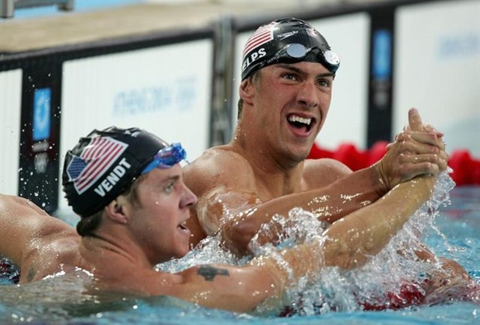 Huy chương vàng đầu tiên của Phelps: nội dung hỗn hợp cá nhân 100m tại Athens 2004.